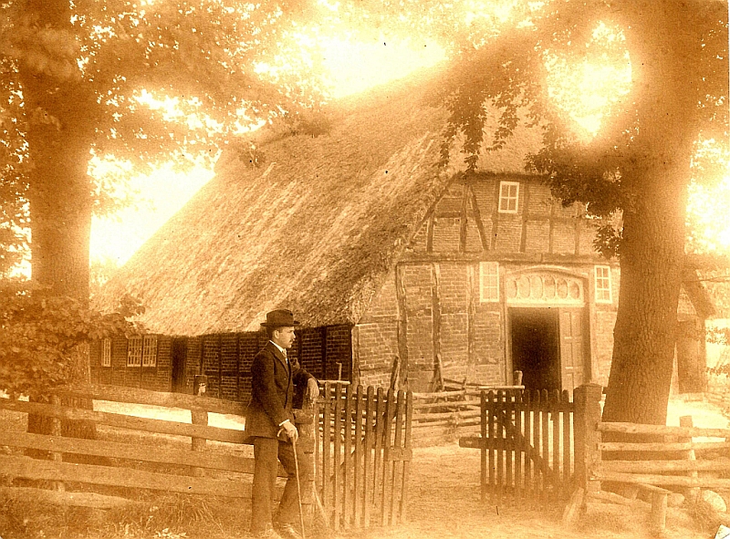 Der Kunstmaler Theodor Dahle 1914 vor dem Landhaus in Freißenbüttel